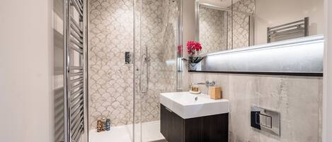 Comfort-Apartment | Badezimmer | Haartrockner, Handtücher, Seife, Shampoo