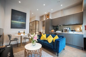 Căn hộ tiện nghi đơn giản | Khu phòng khách | Smart TV, sàn nhà có sưởi 