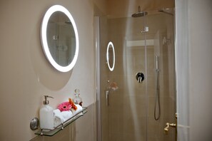 Shower, hair dryer, bidet, towels