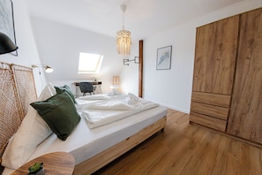 3 bedrooms, desk, iron/ironing board, WiFi