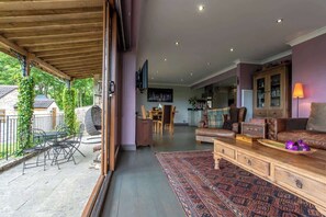 Fernseher, Kamin, Arbeitsbereiche