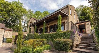 5 car o/s forecourt - detached 4 bedroom - Views!