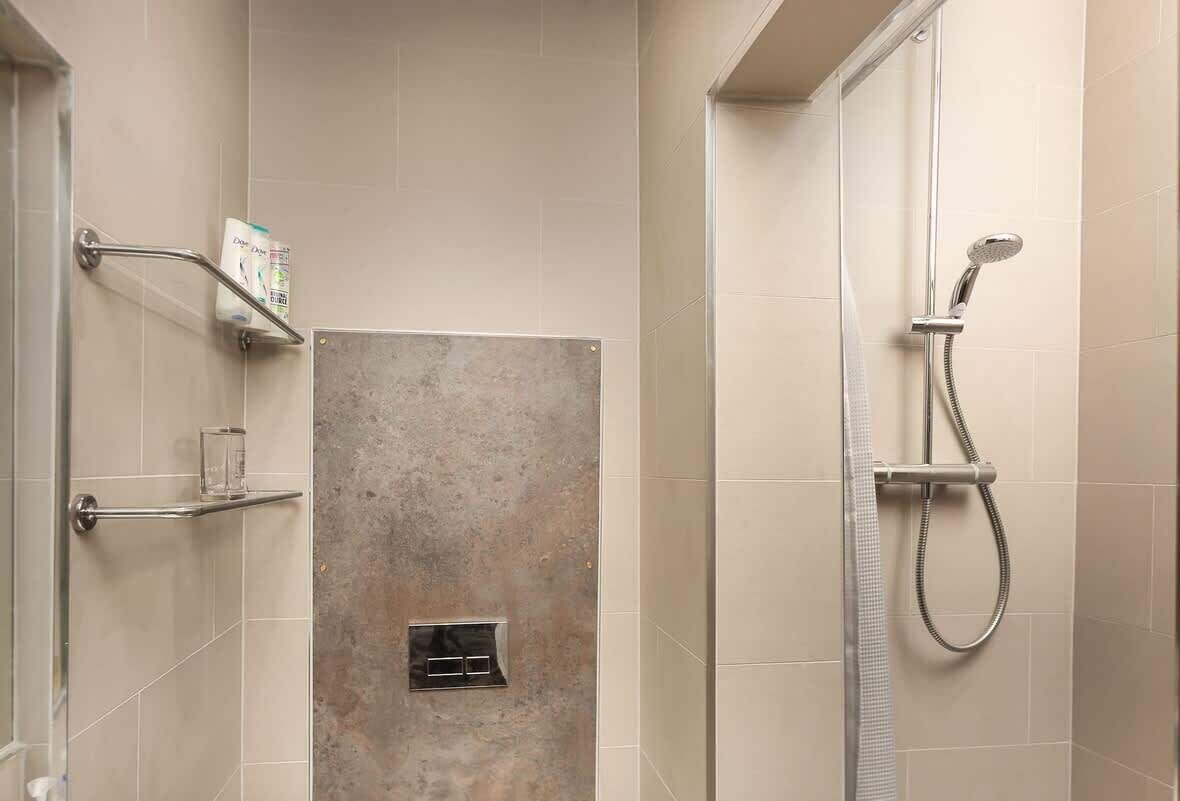 Shower, hair dryer, towels, shampoo