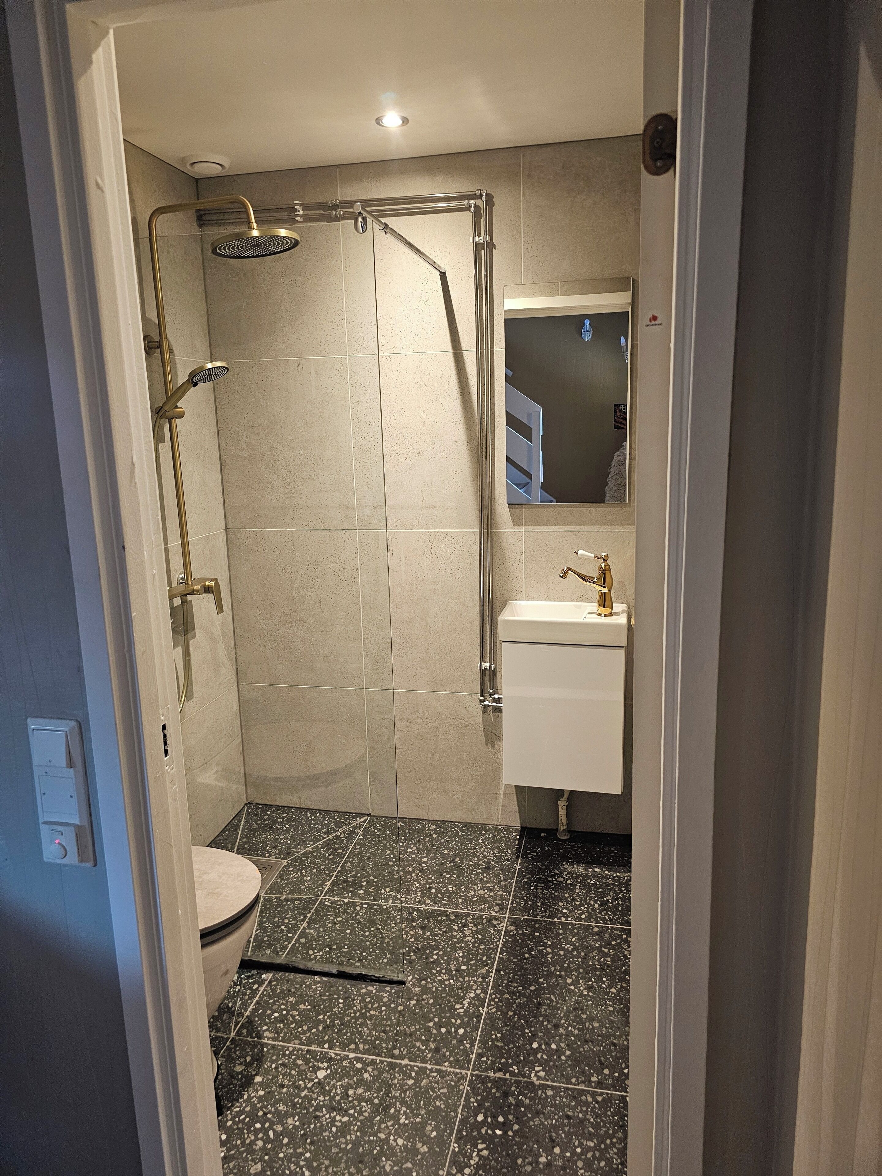 淋浴设施、吹风机、毛巾、肥皂