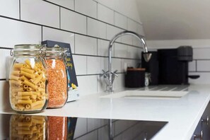 Réfrigérateur, four, lave-vaisselle, cafetière/bouilloire