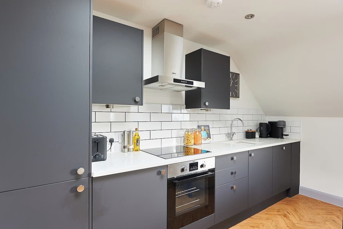 Kjøleskap, ovn, oppvaskmaskin og kaffetrakter/tekoker