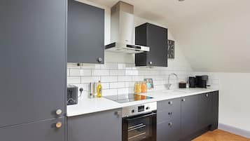 Fridge, oven, dishwasher, coffee/tea maker