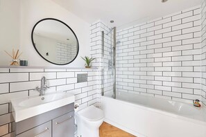 Dusche, Haartrockner, Handtücher, Shampoo