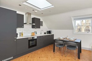 Fridge, oven, dishwasher, coffee/tea maker