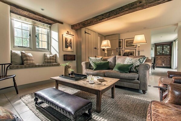 TV, fireplace - Delightful Cottage Retreat (Bradford-on-Avon)