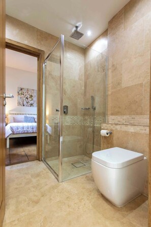 Bruser, hårtørrer, håndklæder, Shampoo