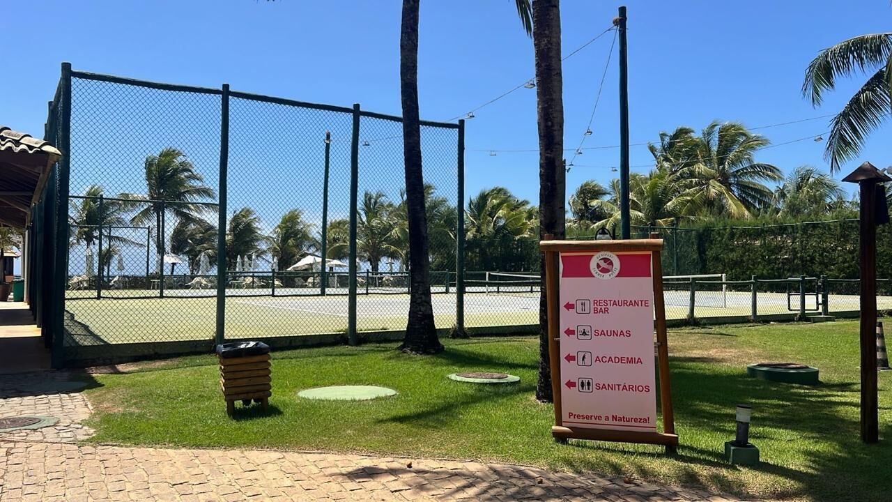 Área cercada con un letrero que indica las direcciones a un restaurante, sauna, academia e instalaciones sanitarias.