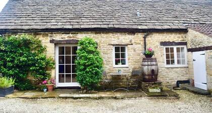 Historic Stone Cottage Near Bath | Countryside Charm Minutes from the City