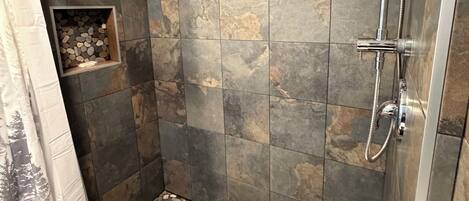 Douche, savon, papier de toilette