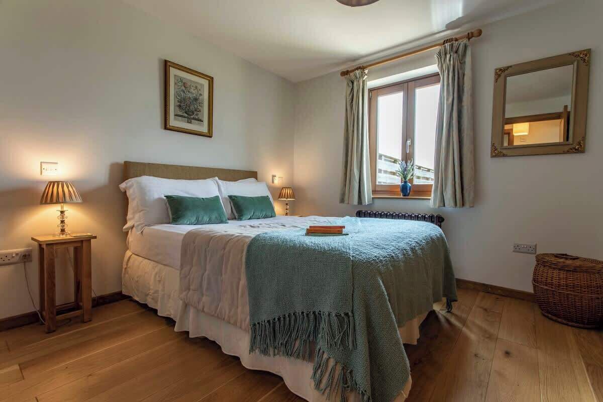 2 bedrooms, iron/ironing board, travel cot, WiFi