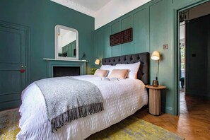 5 عدّة غرف نوم وسرير سفر وواي فاي وملاءات أسرّة