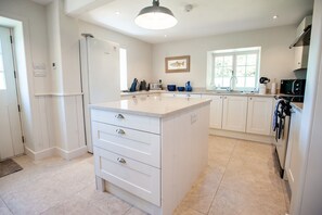 Fridge, microwave, toaster, dining tables - Otter Cottage - sleeps 6 guests  in 3 bedrooms (Pwllheli)