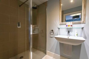 Douche, séchoir à cheveux, serviettes fournies, shampooing