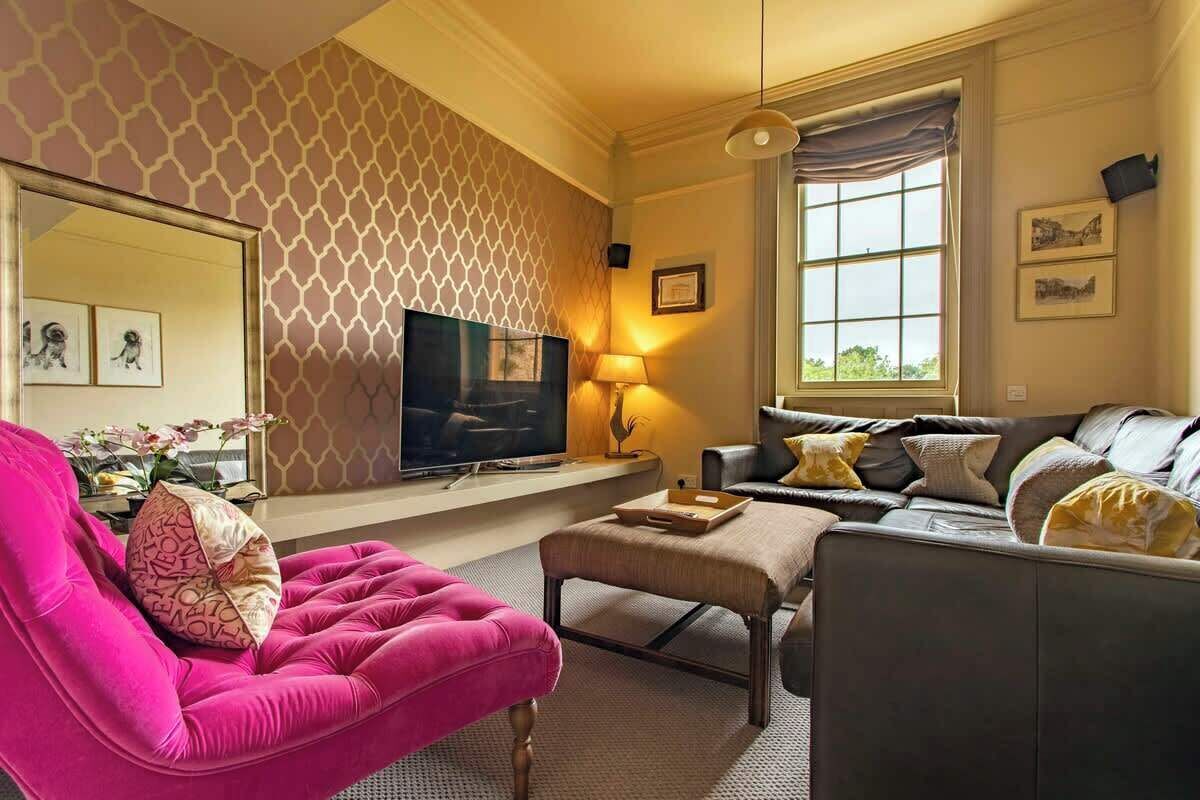 TV, fireplace, offices