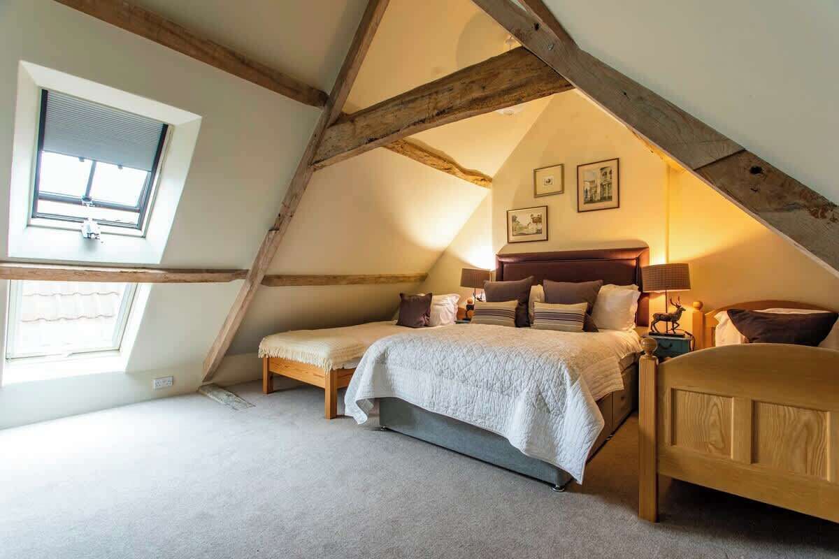 7 室のベッドルーム、デスク、アイロン / アイロン台、旅行用ベビーベッド