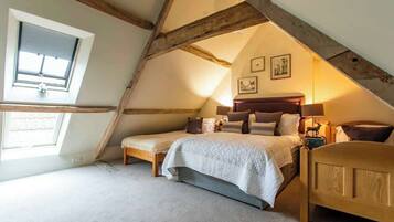 7 soverom, skrivebord, strykejern/-brett og reiseseng for barn