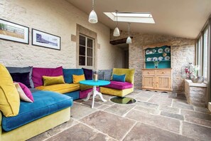 تلفزيون، مدفأة، مكتب