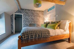 7 bedrooms, desk, iron/ironing board, travel cot - Stunning, historic family house with swimming pool (Bath)