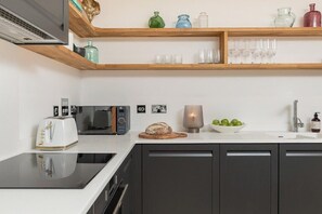 Réfrigérateur, four, plaque de cuisson, lave-vaisselle