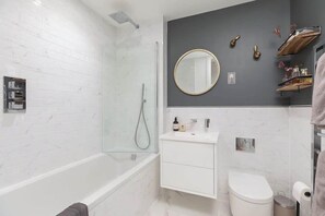 Een douche, een haardroger, handdoeken