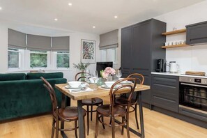 Fridge, oven, stovetop, dishwasher