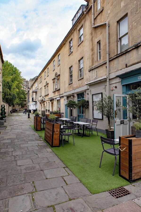 Outdoor dining - Eccentric Magnificence (Bath)