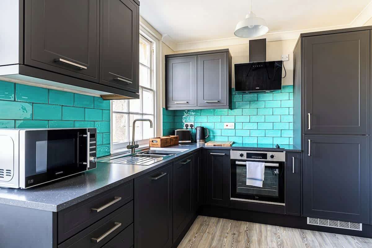 Réfrigérateur, four à micro-ondes, un four, surface de cuisson