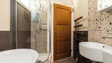 Shower, hair dryer, towels, shampoo