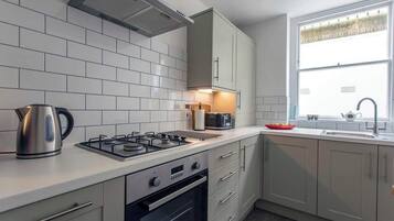 Een koelkast, een magnetron, een oven, een kookplaat