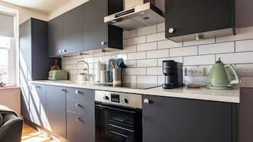 Fridge, oven, stovetop, dishwasher