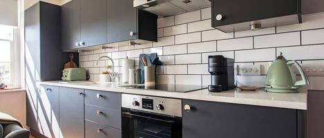 Fridge, oven, stovetop, dishwasher