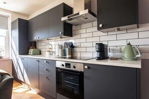 Fridge, oven, stovetop, dishwasher - Stylish Bath Apartment near Roman Baths & Spa (Bath)