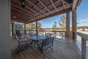 Outdoor dining - Wilderness Club Lakefront Lodge (Eureka)