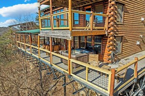 Property grounds - Mountainside Stay for 10 w/Hot Tub & Mtn Views (Sevierville)