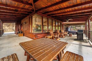 Outdoor dining - Mountainside Stay for 12 w/Hot Tub & Mtn Views (Sevierville)