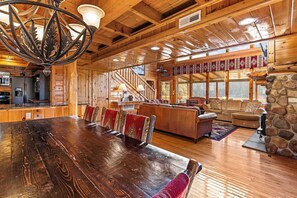 Interior - Mountainside Stay for 10 w/Hot Tub & Mtn Views (Sevierville)