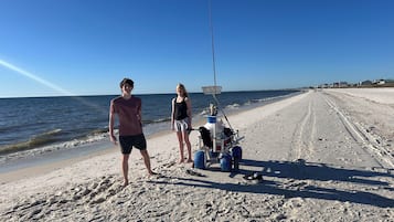 NĂ€ra stranden, solstolar och strandhanddukar