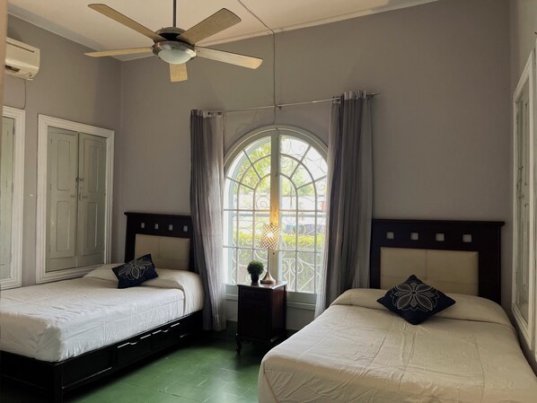 4 bedrooms, iron/ironing board, WiFi, bed sheets