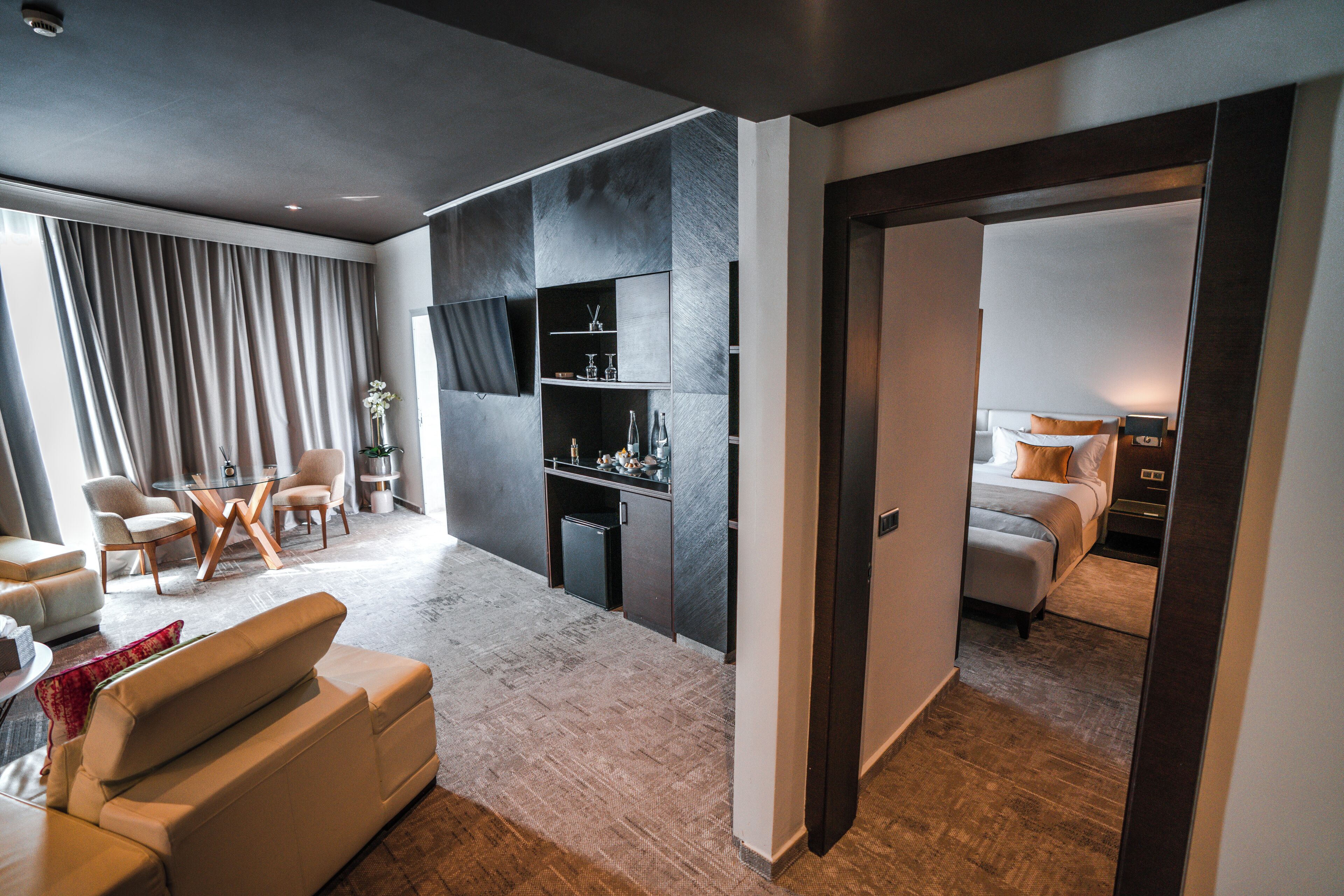 Suite Deluxe | Área de sala de estar | Televisión de 24 pulgadas con canales digitales 