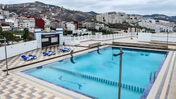 Piscina externa, funciona das 10h às 18h, guarda-sóis, espreguiçadeiras