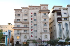 Ein mehrstöckiges Hotel mit einer gut sichtbaren 'HOTEL'-Beschilderung an der Fassade.