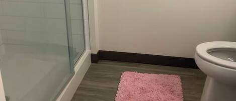 Haartrockner, Handtücher, Seife, Toilettenpapier