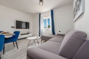 TV, fireplace - Villa Family Oasis Nin (Nin)