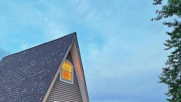 A triangular-shaped cabin with a deck and a large window. - 🏠 Mid-Century A-Frame Near Galena | Stargaze | Couples Retreat | 1 Bed/1 Bath (Elizabeth)