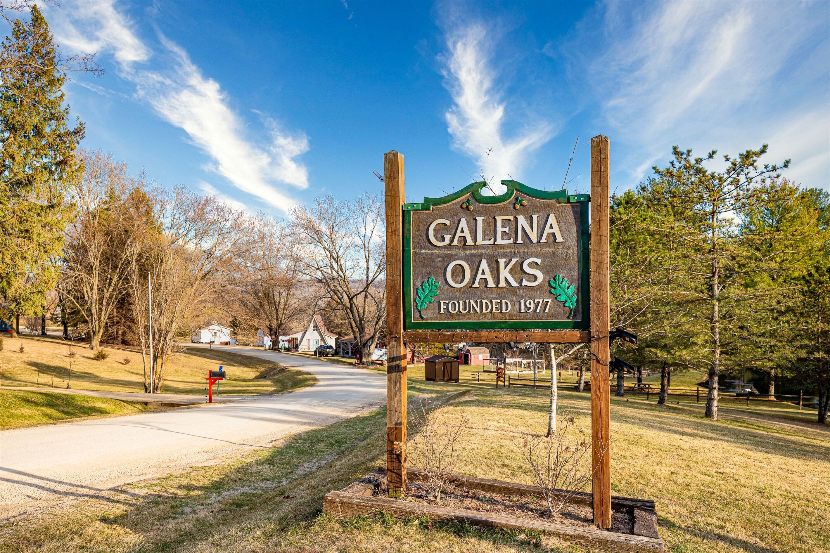 Señal de Galena Oaks, con cielo despejado y árboles al fondo.